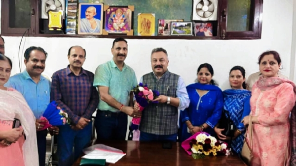 शिक्षामंत्री से भेंट करते हुए प्रवक्ता संघ का प्रतिनिधिमंडल।
