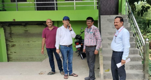 जमालपुर के ग्राम पंचायत सिकंदरपुर में अवैध रूप से संचालित अस्पताल का जांच करती स्वास्थ्य विभाग की  टीम