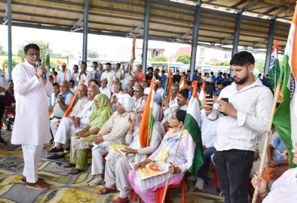 झज्जर में तिरंगा यात्रा के अवसर पर हुई जनसभा को संबोधित करते भाजपा नेता ओम प्रकाश  धनखड़।