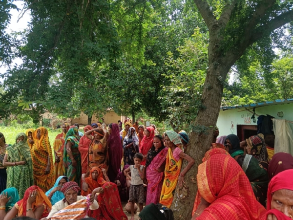 विवाहिता की मौत के बाद जुटी ग्रामीणों की भीड़।