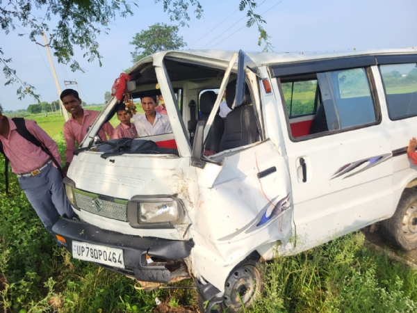 हादसे का शिकार हुई वेन