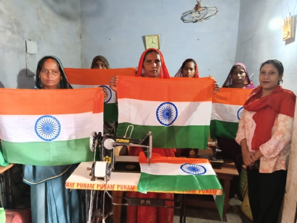 तिरंगा तैयार कर रही महिलाए