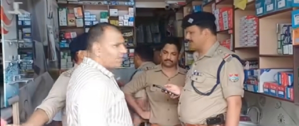 गंगनहर थाने के प्रभारी आर.के. सकलानी घटना स्थल पर मौजूद दुकानदार से पूछताछ करते हुए।
