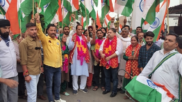 तिरंगा रैली निकालते हुए भाजपा कारयकरता आर नेता