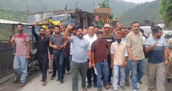 सनौरा से नेरीपुल सड़क की खस्ता हालत को लेकर सड़कों पर उतरे लोग