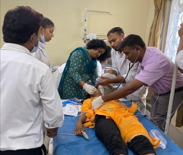 इलाज करते चिकित्सक