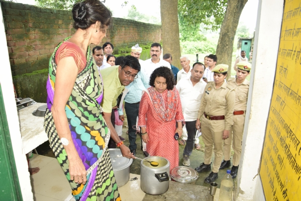 मिड डे मील की गुणवत्ता देखते डीएम दुर्गा शक्ति नागपाल