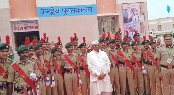 स्काउट छात्रों को प्रोत्साहित करते राज्यपाल हरिभाऊ बागडे