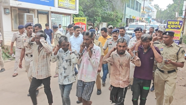 गिरफ्तार आरोपितों को अर्द्धमुंडन कर पुलिस ने इस तरह निकाला जुलूस।