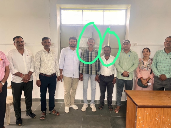 विकास अधिकारी और  चपरासी 15 हजार रुपए की रिश्वत लेते गिरफ्तार