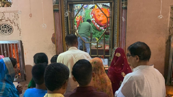 बड़ा गणेश दरबार में दर्शन पूजन करते श्रद्धालु