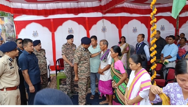 सीआरपीएफ के डीजी जी.पी. सिंह का कोकराझार जिले के मागुरमारी गांव   में शहीद पनेसर कोच के घर आगमन।