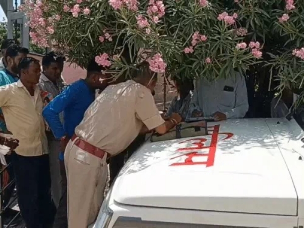 जांच करती पुलिस।