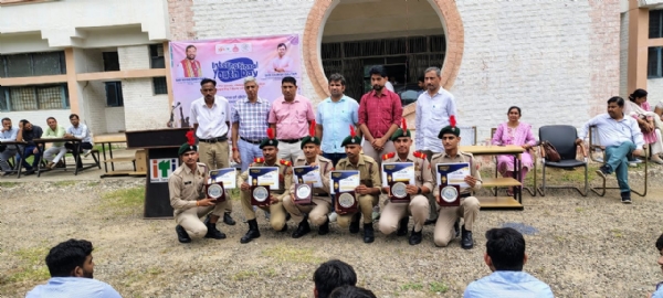 प्रतिभागियों को सम्मानित करते प्रधानाचार्य विनोद खनगवाल व अन्य।