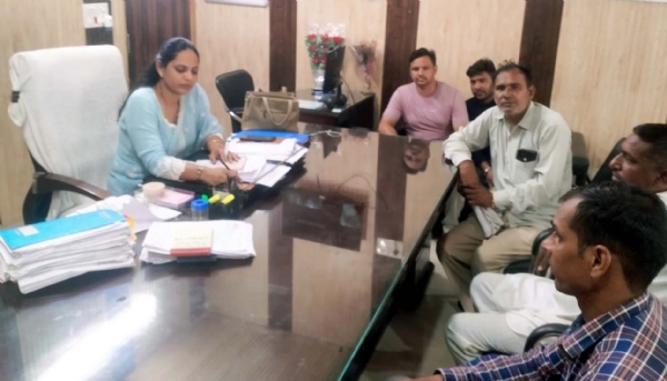 कार्यकारी अभियंता के साथ बातचीत करते यूनियन पदाधिकारी।