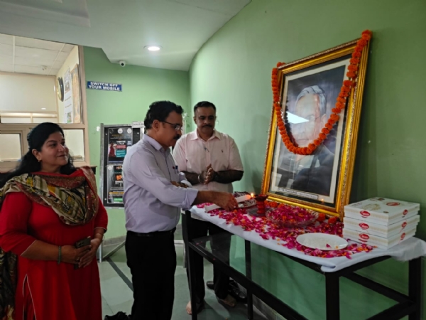 जयंती पर एसआर रंगनाथ को नमन करते कुलपति व अन्य।