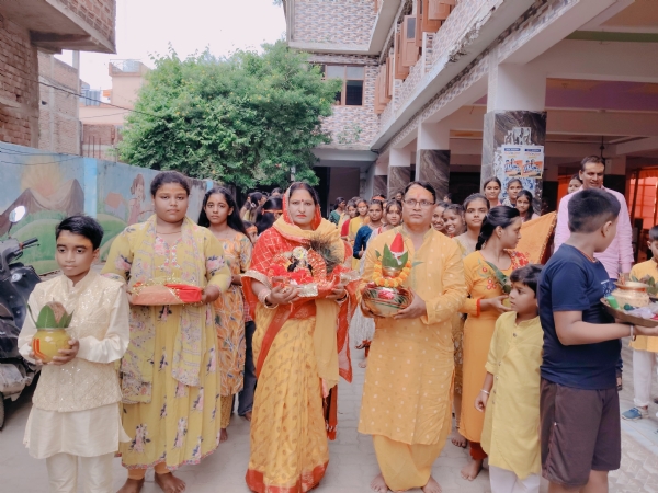कलश यात्रा में श्रद्धालु