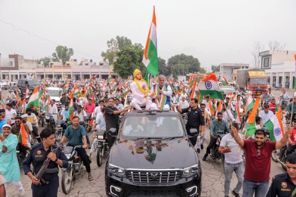 पानीपत के मतलौड़ा में तिरंगा यात्रा निकलते पंचायत एवं खनन मंत्री कृष्ण लाल पंवार।