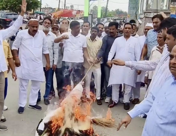रुड़की के चंद्रशेखर चौक पर फर्जी वोट प्रकरण के विरोध में भारतीय चुनाव आयोग का पुतला फूंकते कांग्रेस कार्यकर्ता।