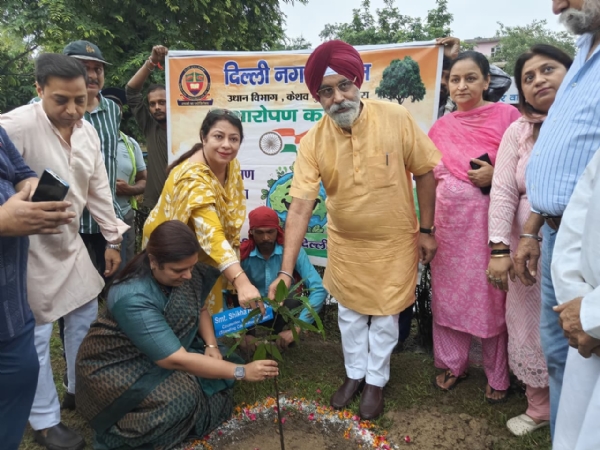 दिल्ली के महापौर राजा इकबाल सिंह पौधारोपण करते हुए।