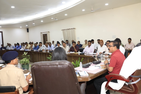 कलेक्ट्रेट सभागार में गौशालाओं की व्यवस्थाओं की समीक्षा करते जिलाधिकारी अविनाश सिंह।