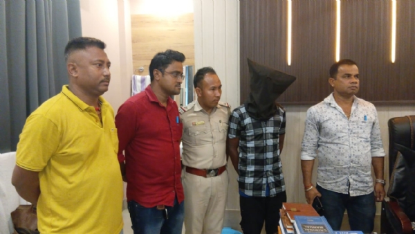 आग्नेयास्त्र के साथ पकड़े गए आरोपित के साथ पुलिस