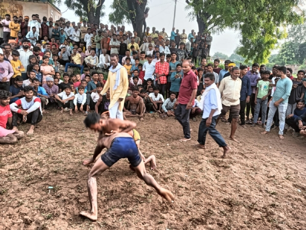 देवहट के संतोषी माता मंदिर प्रांगण में दांव आज़माते पहलवान।