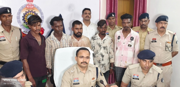 पुलिस हिरासत में सभी गिरफ्तार आरोपित पुलिस अधिकारियों के समक्ष हत्या करना स्वीकार करते हुए।