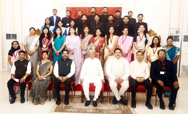 राज्यपाल मंगुभाई पटेल का परिवीक्षाधीन उप जिलाध्यक्षों के साथ समूह चित्र