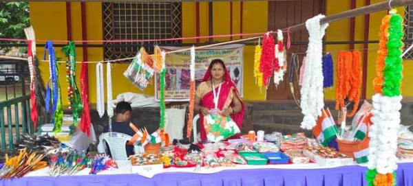 बिहान समूह  उपलब्ध करवा रही तिरंगा