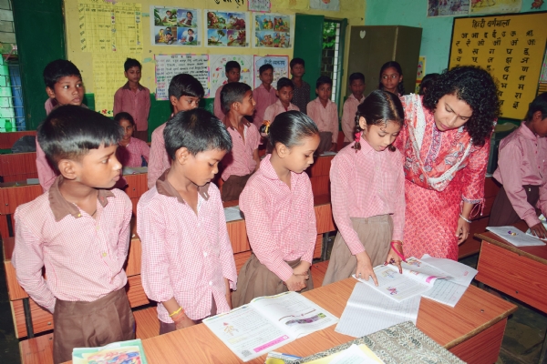बच्चों से सवाल पूंछतीं डीएम दुर्गा शक्ति नागपाल