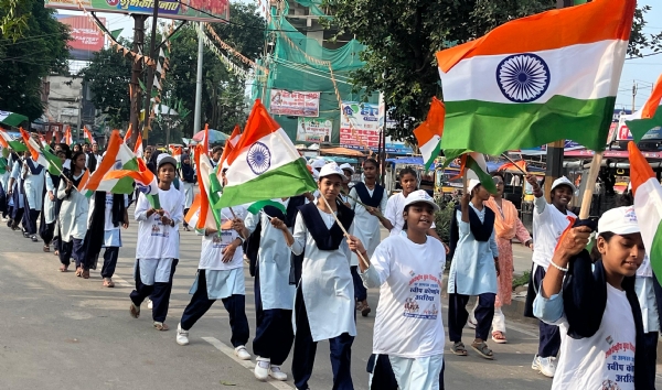 अररिया फोटो:तिरंगा यात्रा में शामिल स्कूली बच्चे