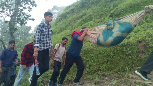 बीमार कलावती को डोली पर ले जाते ग्रामीण
