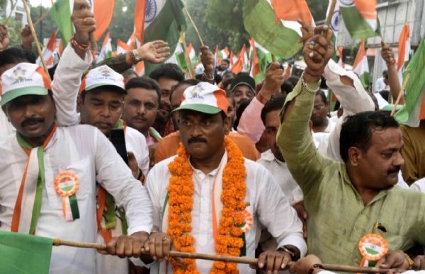 प्रयागराज के सिविल लाइंस में भाजपा द्वारा निकाली गई तिरंगा यात्रा का छाया चित्र