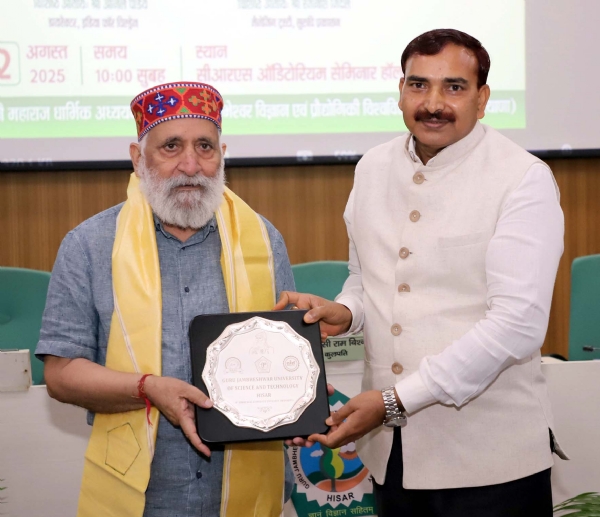 विचार गोष्ठी के उद्घाटन समारोह में मुख्यातिथि प्रो. कुलदीप चंद अग्निहोत्री को सम्मानित करते कुलपति प्रो. नरसी राम बिश्नोई।