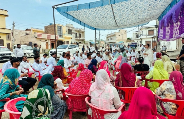 फतेहाबाद। ग्रामीण सभाओं को संबोधित करते इनेलो नेता सुनैना चौटाला।