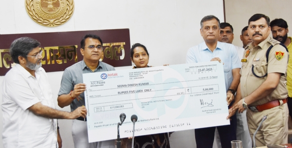 उपायुक्त ने शहीद दिनेश कुमार शर्मा की पत्नी सीमा को सौंपा 5 लाख की राशि का चैक