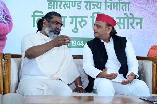 उत्तर प्रदेश के पूर्व मुख्यमंत्री अखिलेश यादव और मुख्यमंत्री हेमंत सोरेन