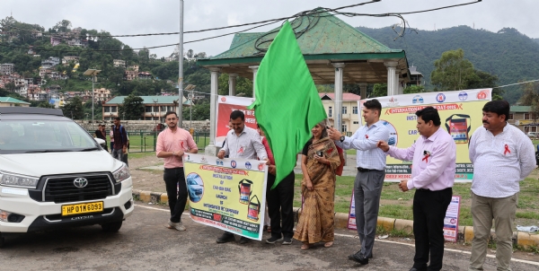 कार बिन बैग स्थापना एवं सघन आईईसी अभियान को हरी झंडी दिखाकर रवाना करते हुए उपायुक्त