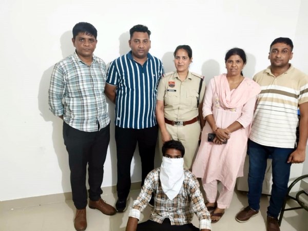 फतेहाबाद। पुलिस गिरफ्त में ऑनलाइन टे्रडिंग के नाम पर ठगी का आरोपी।