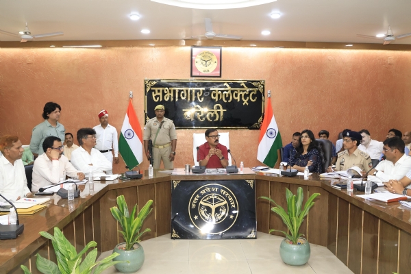 कलेक्ट्रेट सभागार में गौशालाओं की व्यवस्थाओं की समीक्षा करते जिलाधिकारी अविनाश सिंह।