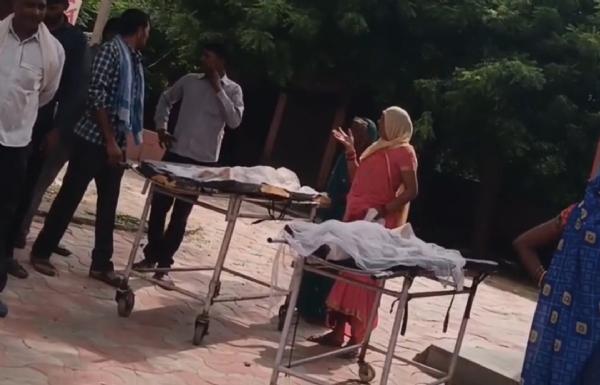 अस्पताल परिषर में स्ट्रेचर पर मासूमों के शव