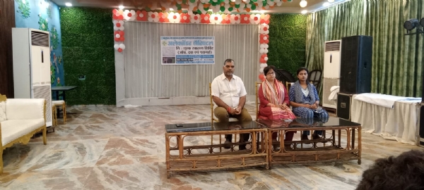 प्रयागराज के अलेक्जेन्टर हॉस्पिटल में नि:शुल्क स्वास्थ्य शिविर की जानकारी देते अस्पताल के प्रबंधक एवं डॉक्टर कीर्ति का छाया चित्र