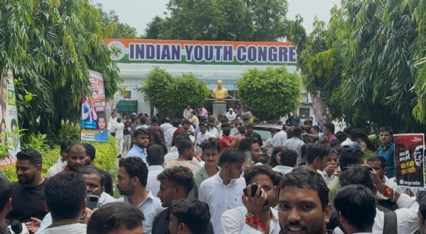 प्रदर्शन में एनएसयूआई के कार्यकर्ता
