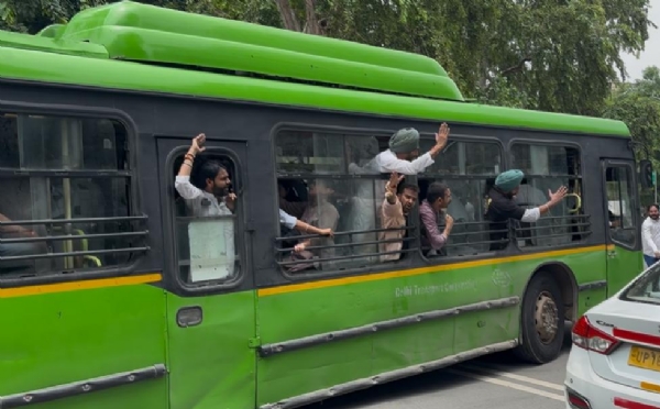 प्रदर्शन में एनएसयूआई के कार्यकर्ता
