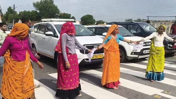 दौसा में महिलाओं ने हाइवे जाम कर दिया