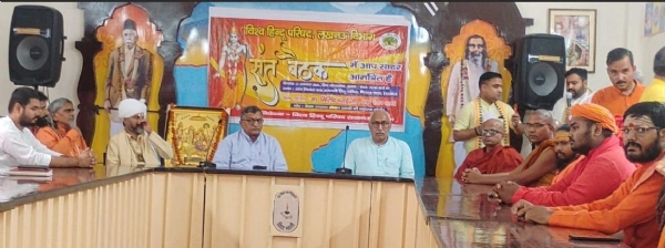 संतों के साथ संवाद करते मिलिंद परांडे