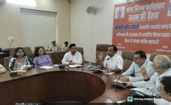 निगमायुक्त अधिकारियों की बैठक लेते हुए