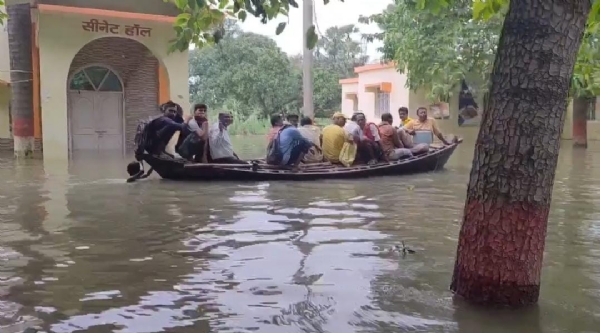 विश्वविद्यालय में चलता हुआ नाव