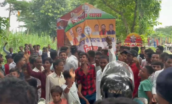 बवाल के दौरान फटा पोस्टर